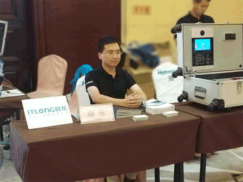 參會人員體驗旺龍云電梯、云對講的整套系統方案